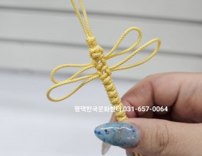 고급스런 전통매듭 배우기고풍스런 전통 소품부터 악세사리 까지기본 매듭기법부터 체계적으로 배우실 수 있습니다매주 목요일오전 10시~12시/ 오후1시~9시사이 편한시간 선택 가능하며수업시간은 1일 2시간.자격증반/ 취미반/ 원데이로 진행됩니다.