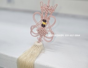 고급스런 전통매듭 배우기고풍스런 전통 소품부터 악세사리 까지기본 매듭기법부터 체계적으로 배우실 수 있습니다매주 목요일오전 10시~12시/ 오후1시~9시사이&nbsp;편한시간 선택 가능하며수업시간은 1일 2시간.자격증반/ 취미반/ 원데이로 진행됩니다.