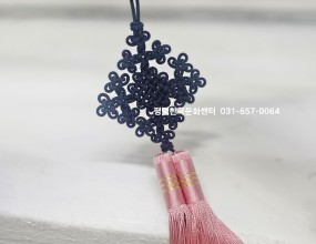 고급스런 전통매듭 배우기고풍스런 전통 소품부터 악세사리 까지기본 매듭기법부터 체계적으로 배우실 수 있습니다매주 목요일오전 10시~12시/ 오후1시~9시사이&nbsp;편한시간 선택 가능하며수업시간은 1일 2시간.자격증반/ 취미반/ 원데이로 진행됩니다.
