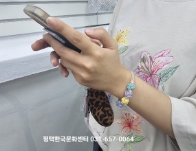 고급스런 전통매듭 배우기고풍스런 전통 소품부터 악세사리 까지기본 매듭기법부터 체계적으로 배우실 수 있습니다매주 목요일오전 10시~12시/ 오후1시~9시사이 편한시간 선택 가능하며수업시간은 1일 2시간.자격증반/ 취미반/ 원데이로 진행됩니다.