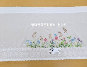 천아트~~매주 화요일 수업천에 직접 그릴 수 있는 패브릭아트 입니다.만들거나 완성된 원단에 꽃, 야생화 등등예쁘게 그릴 수 있어요세탁해도 지워지지 않아요
